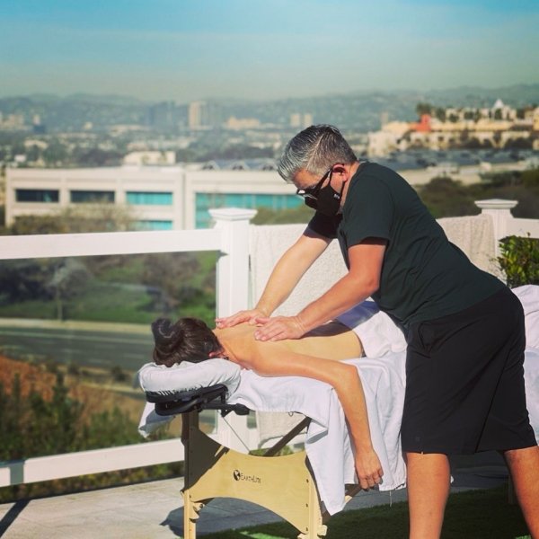 Antoniom performs massage in Los Angeles, CA - 566595