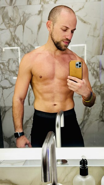 MaximoLatinMax performs massage in West Hollywood, CA - 570589