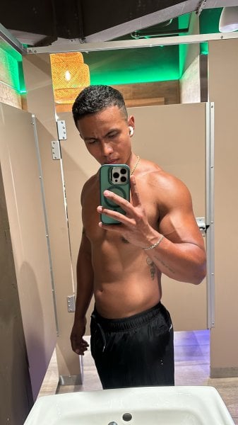 Reyjuanc performs massage in Miami, FL - 910852