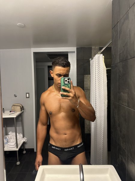 Reyjuanc performs massage in Miami, FL - 908990