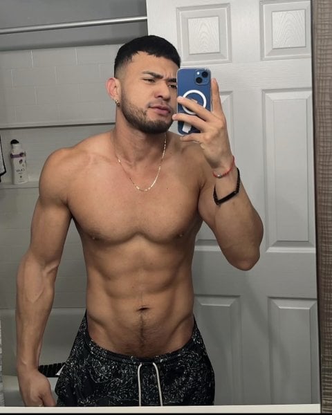 Danilo performs massage in Birmingham, AL - 884782