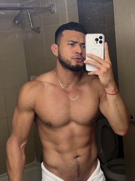 Danilo performs massage in Birmingham, AL - 885078