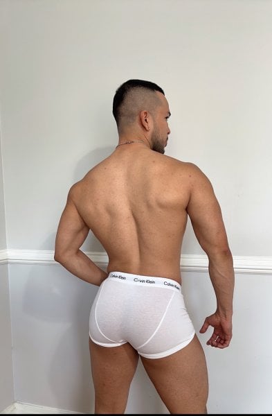 Esjunior performs massage in Los Angeles, CA - 929528