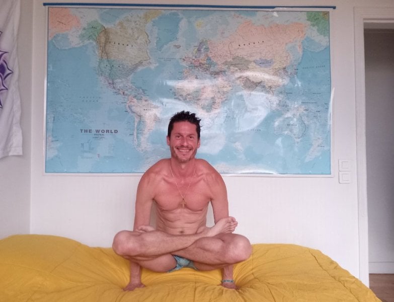 Nikolas performs massage in Paris, France - 920869