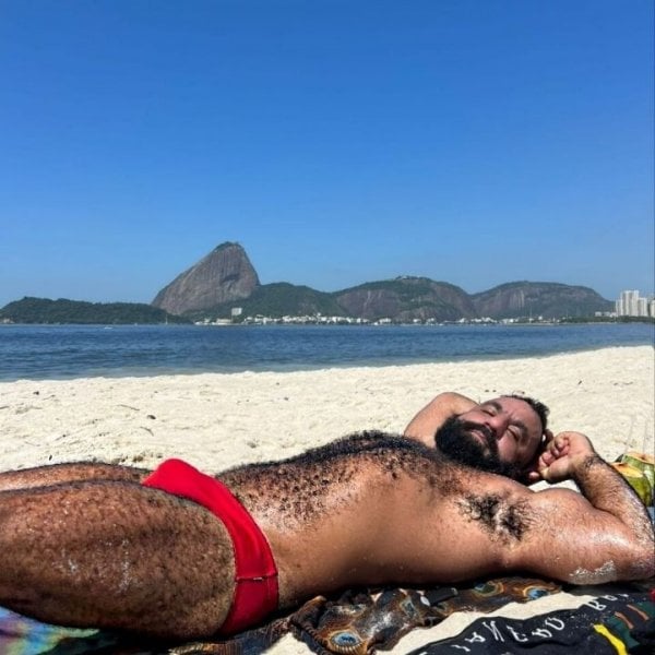 Musclebearbrazil performs massage in Rio de Janeiro, Brazil - 937298