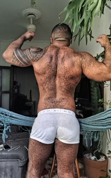 Musclebearbrazil performs massage in Rio de Janeiro, Brazil - 937300