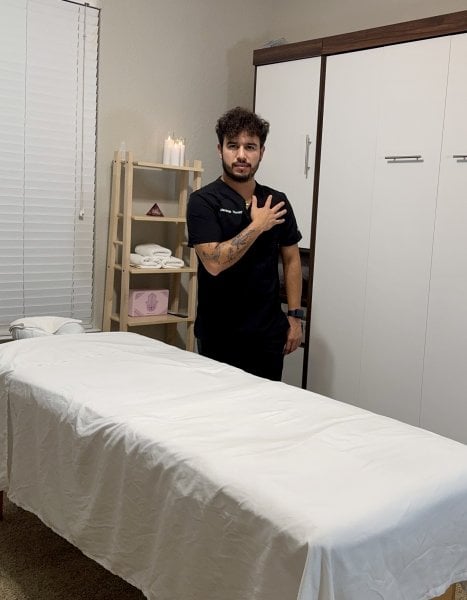 Erickk performs massage in Orlando, FL - 948774