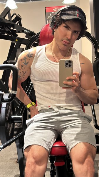 Matthewmartinez performs massage in Miami, FL - 933484