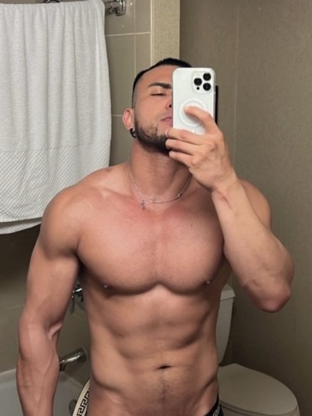 Danilo performs massage in Birmingham, AL - 945681