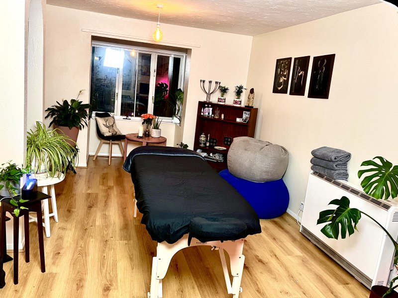 Scandic performs massage in London, United Kingdom - 970527