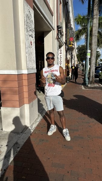 peligro performs massage in Miami, FL - 964812