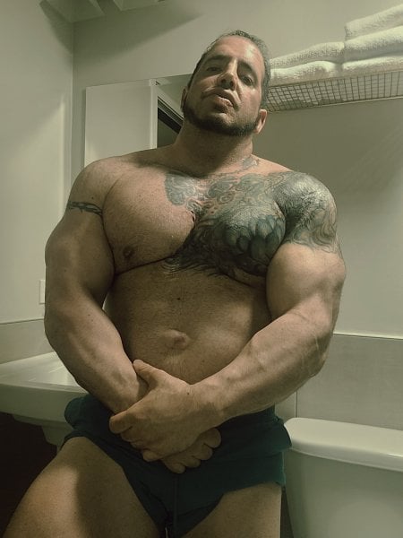 BodybuilderZeuz performs massage in Chicago, IL - 951397