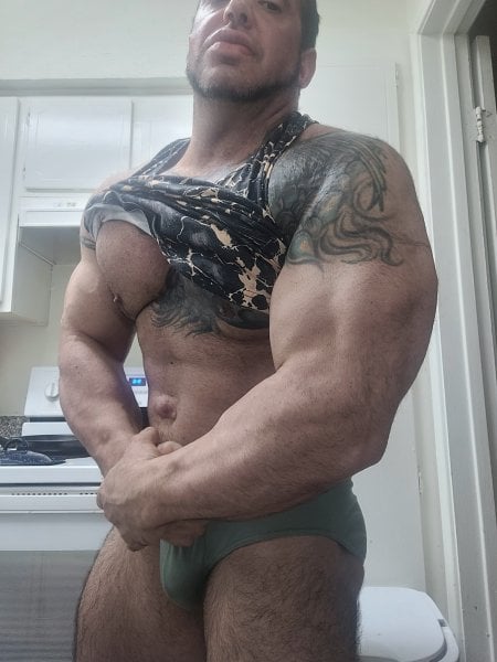 BodybuilderZeuz performs massage in Chicago, IL - 951399