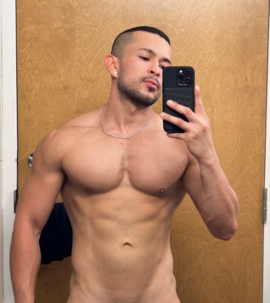 Esjunior performs massage in Los Angeles, CA - 957648