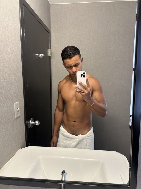 Reyjuanc performs massage in Miami, FL - 981280