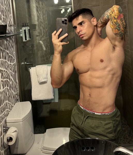 Oliverlatin performs massage in New York City, NY - 955798