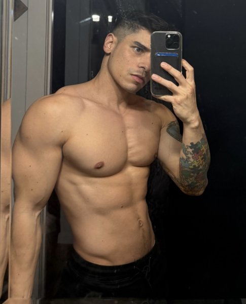 Oliverlatin performs massage in New York City, NY - 979482