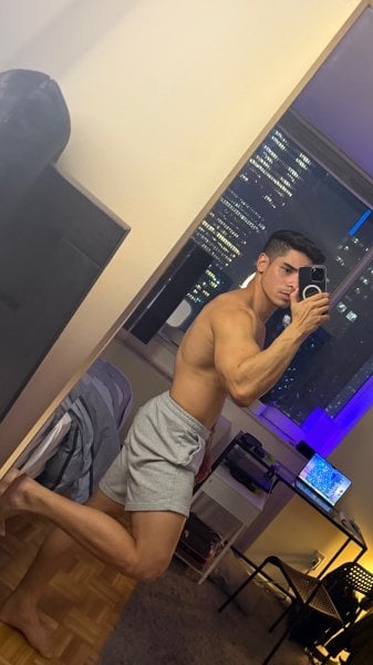 Oliverlatin performs massage in New York City, NY - 979483