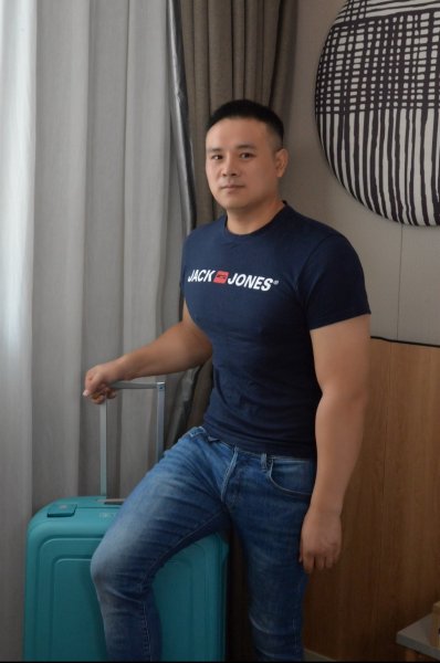 chinesebrandon performs massage in Lyon, France - 981034