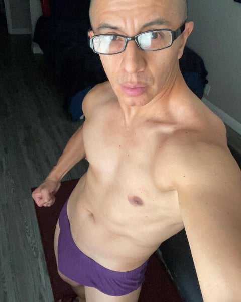 Burgos performs massage in Palm Springs, CA - 979334