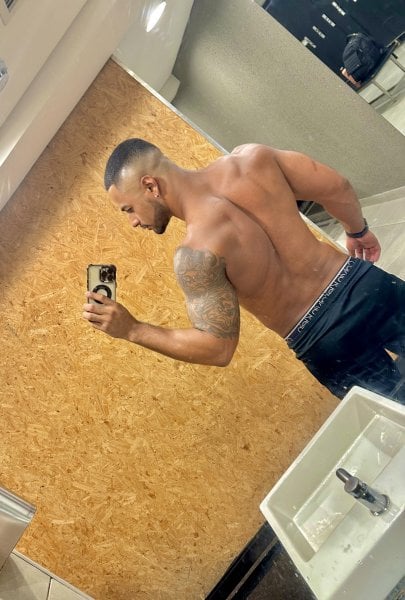 JonathanBrazil performs massage in Dallas, TX - 989284