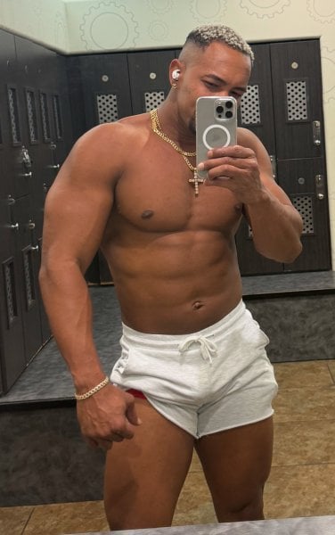 ReyandoFerrer performs massage in Dallas, TX - 988174