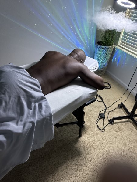 DeezHandz performs massage in Jacksonville, FL - 990923